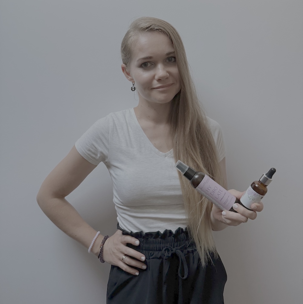 Anita Józefowicz - portret profesjonalny, kobieta w białej tunice masażystki, ciepły uśmiech, profesjonalne zdjęcie